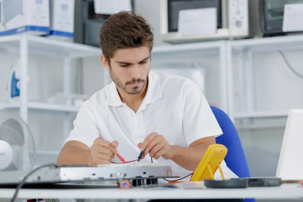 Handsome Electrician Testing Induction Hobs — Stock Photo, Image