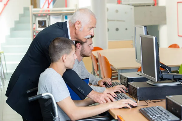 Oberlehrer Und Schüler Mit Computer — Stockfoto