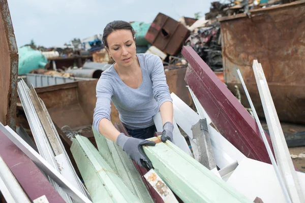 Femme Employée Enfouissement Travaillant Dans Skip — Photo