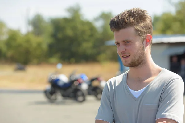 Fiatalember Pózol Motorkerékpár Háttérben — Stock Fotó