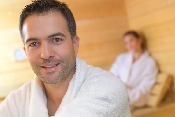 Schöner Mann Entspannt Sich Der Sauna Und Bleibt Gesund — Stockfoto