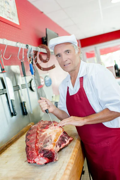 Chef Experimentado Cortando Carne — Foto de Stock