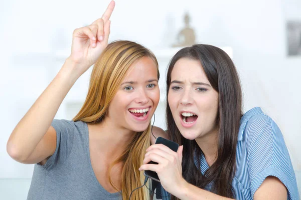 Amigos Emocionados Escuchando Música Cantando —  Fotos de Stock