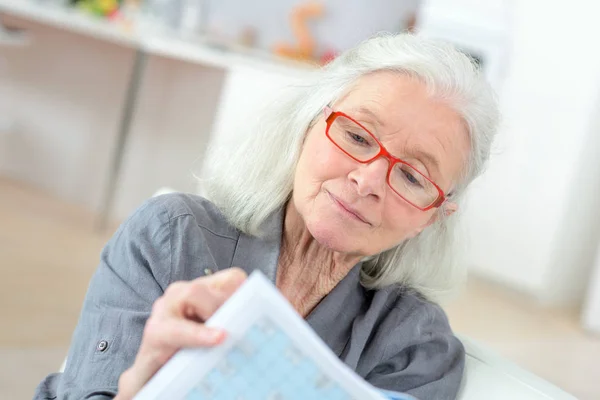 Oudere Vrouw Doet Puzzels — Stockfoto