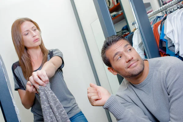 Mann Wartet Der Umkleidekabine Auf Seine Freundin — Stockfoto