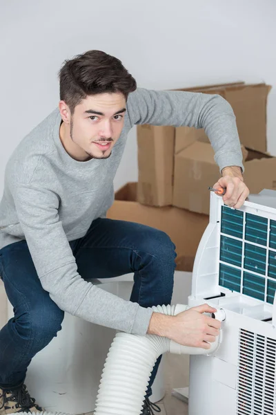 Jonge Man Reinigen Van Vuile Filter Onderhoud Van Airconditioner — Stockfoto