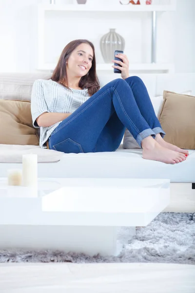 Menina Sentou Sofá Usando Smartphone — Fotografia de Stock