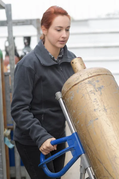 Γυναίκα Μηχανικός Μεταφέροντας Σωλήνες Αερίου — Φωτογραφία Αρχείου