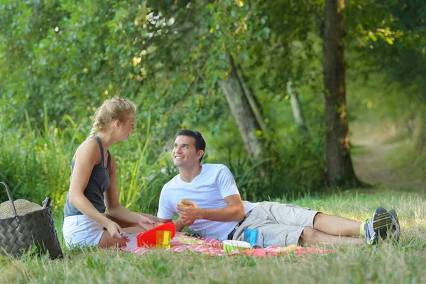 Jovem Casal Com Cesta Piquenique Parque — Fotografia de Stock