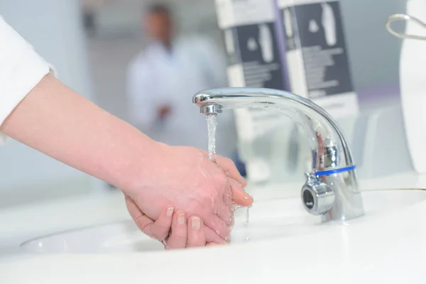 Close Pessoa Lavar Mãos — Fotografia de Stock