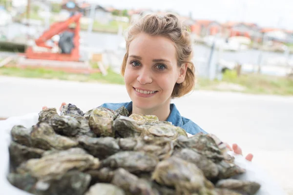 Woman Showing Tray Oysters — Stock Photo, Image