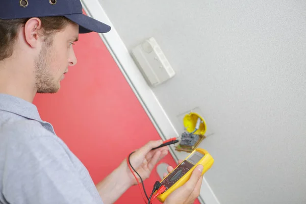 Elektriker Testning Uttaget Med Multimeter — Stockfoto