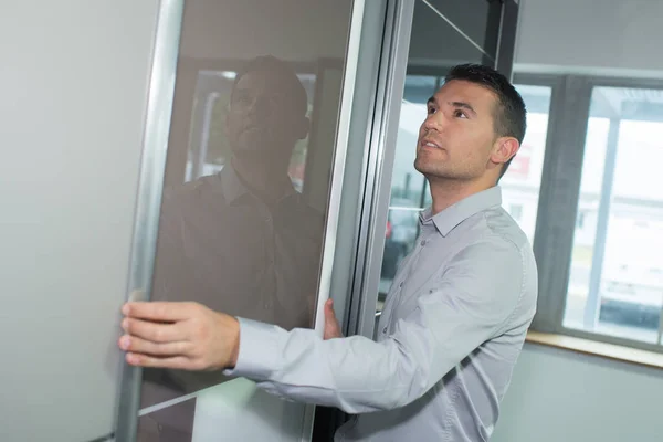 Homme Affaires Âge Moyen Regarde Par Fenêtre Bureau — Photo