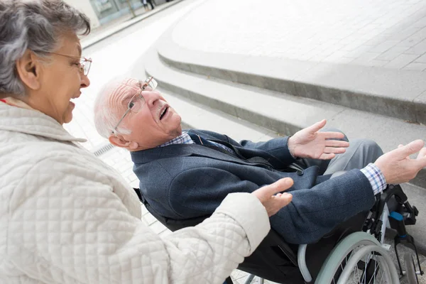 Anziano Uomo Essere Spinto Moglie Sedia Rotelle — Foto Stock