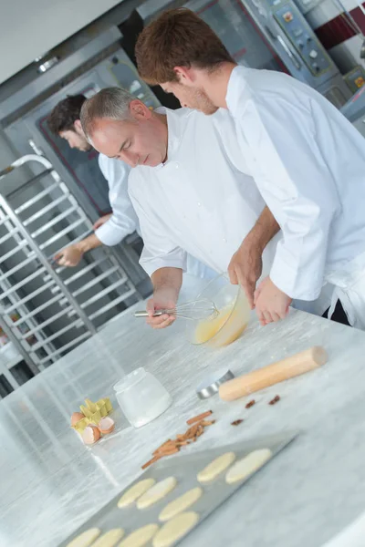 Chef Enseignant Apprenti Faire Croûte Pâtisserie — Photo