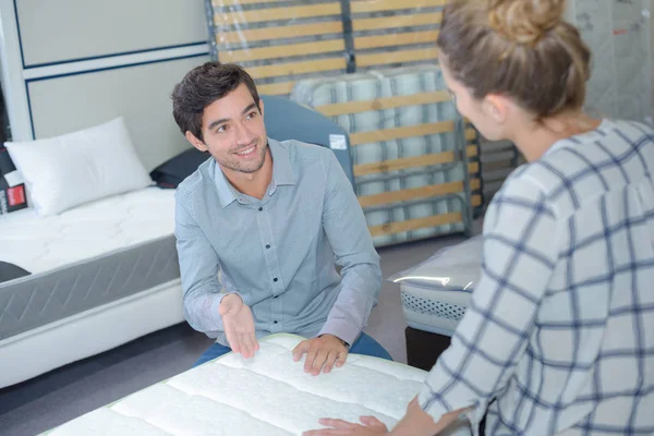 Casal Escolher Mobiliário Certo Para Seu Apartamento — Fotografia de Stock