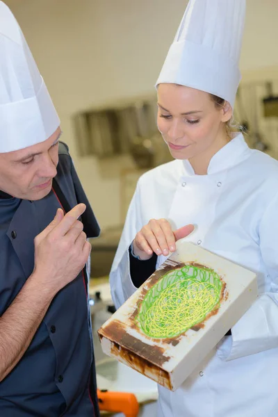 Chefs Pâtissiers Décore Gâteau Dans Magasin Bonbons — Photo