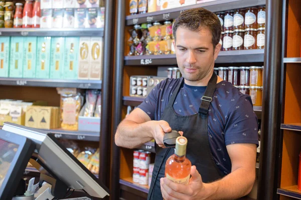 Checkout Impiegato Scansione Bottiglia Vino — Foto Stock