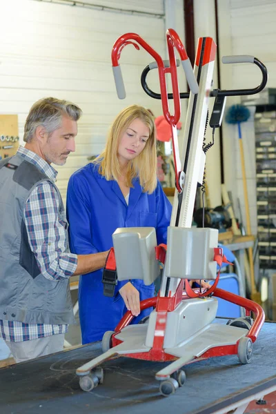 Den Rasenmäher Studieren — Stockfoto