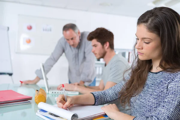 Studenti Che Scrivono Qualcosa Durante Lezioni — Foto Stock