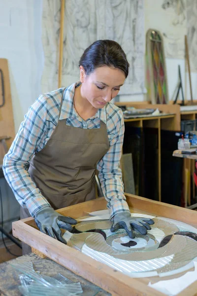 Ung Kvinna Som Arbetar Hobby Hantverk Workshop — Stockfoto