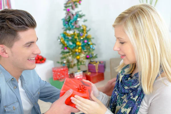 年轻夫妇与礼物在圣诞节 — 图库照片