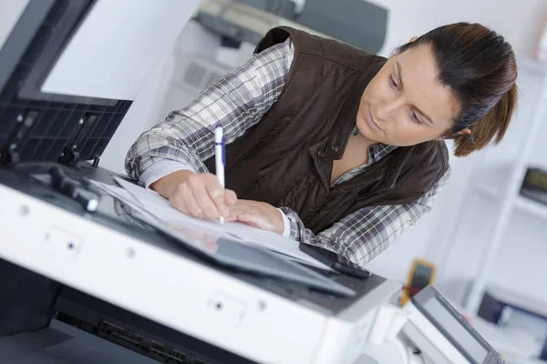 Frau Schreibt Bericht — Stockfoto