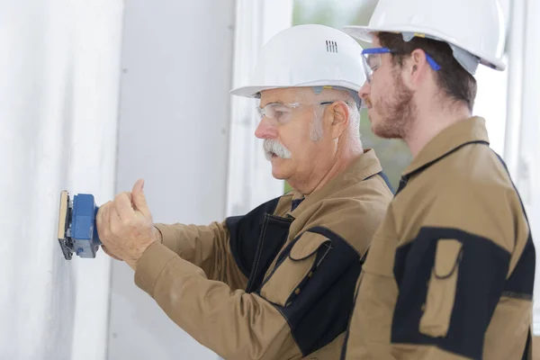 Senior Murare Arbetare Skyddande Mask Slipning Vägg — Stockfoto