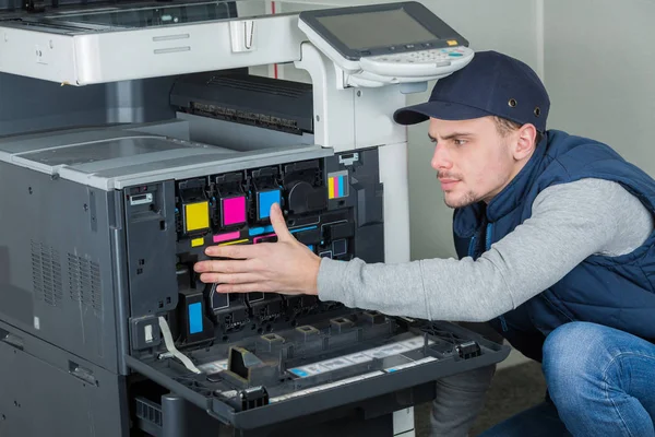 Reparatur Einer Druckmaschine — Stockfoto