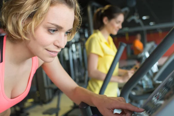 Jeunes Femmes Entraînant Dans Salle Gym — Photo