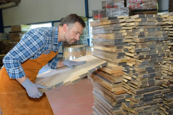 Holzfässer Produktion Küfer Mit Hammer Und Werkzeug Werkstatt — Stockfoto