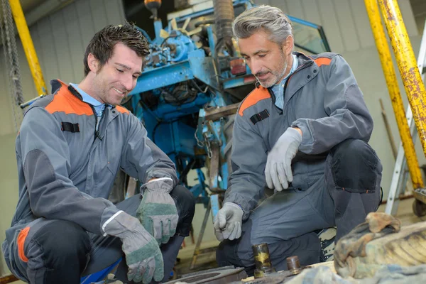 Dwóch Mechaników Rolnych Pracy — Zdjęcie stockowe