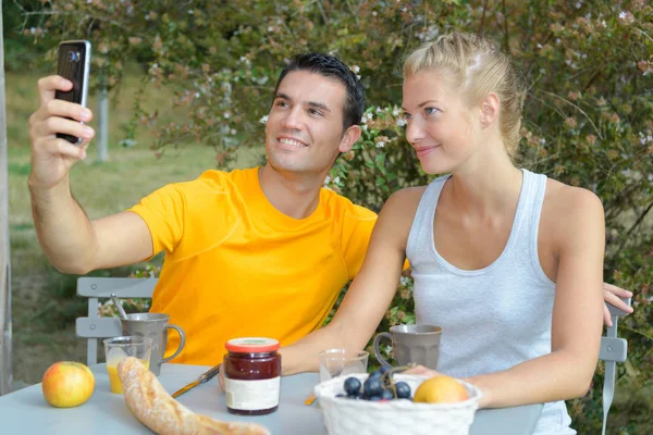 Pareja Tomando Selfie Mientras Desayuna Aire Libre —  Fotos de Stock