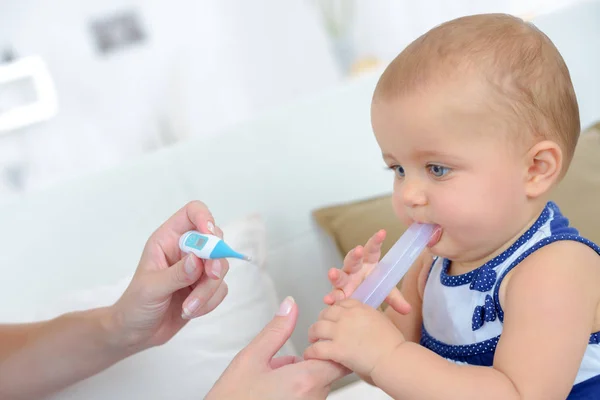 Medir Temperatura Bebé — Foto de Stock