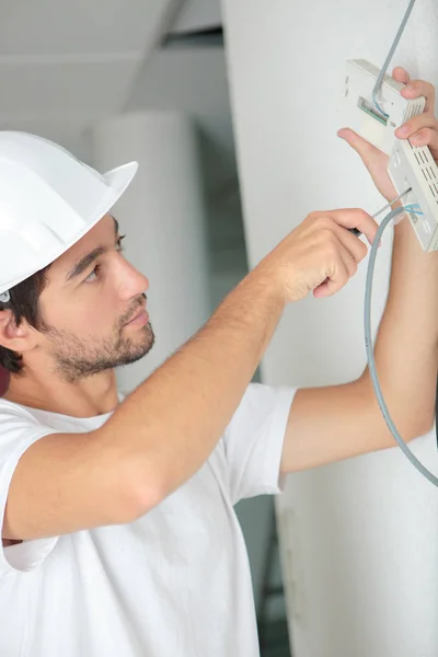 Electricista Joven Instalando Dispositivo Eléctrico Pared — Foto de Stock