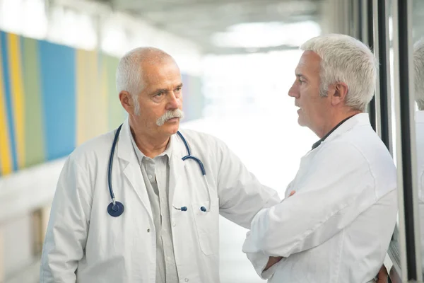 Deux Médecins Masculins Ayant Une Conversation — Photo