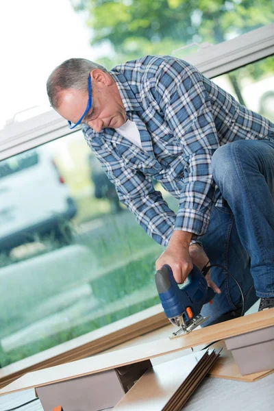 Senior Timmerman Snijden Hout Met Bandzagen Site — Stockfoto