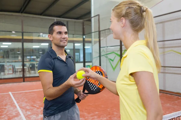 Dos Jugadores Tenis Sonrientes Feliz Interior — Foto de Stock