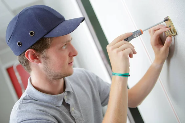 Électricien Vérifiant Tension Prise Aide Multimètre Dans Luminaire Mural — Photo