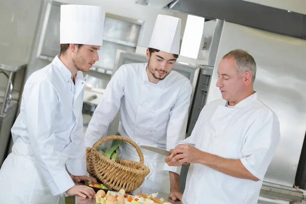 Equipaggio Cuochi Professionisti Positivi Che Lavorano Alla Cucina Del Ristorante — Foto Stock