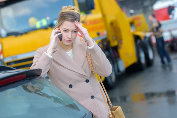 Mulher Telefonando Seguro Lado Carro Quebrado — Fotografia de Stock