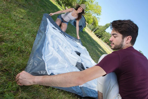 Feliz Jovem Casal Montar Sua Tenda Local Acampamento — Fotografia de Stock