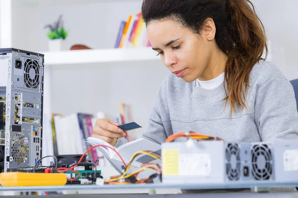 Fiatal Női Tech Vagy Mérnök Javítások Elektronikus Berendezések — Stock Fotó