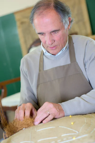 Craftman Tot Vaststelling Van Een Split Stoel Een Stoel — Stockfoto