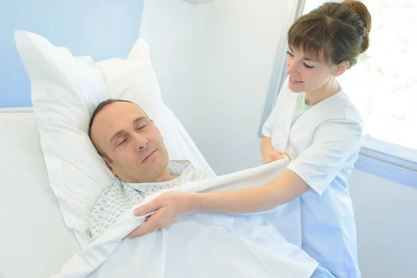 Infermiera Parlando Cura Paziente Letto Ospedale — Foto Stock