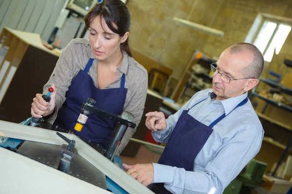 Kadın Erkek Meslektaşları Fabrikasında Yapısını Kontrol Edelim — Stok fotoğraf