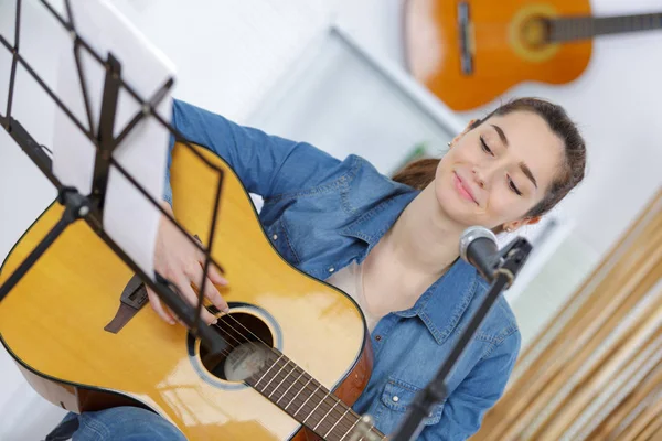 Jonge Vrouw Een Gitaar Spelen — Stockfoto