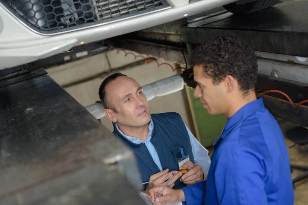 Auto Monteur Mannen Werken Bij Workshop — Stockfoto