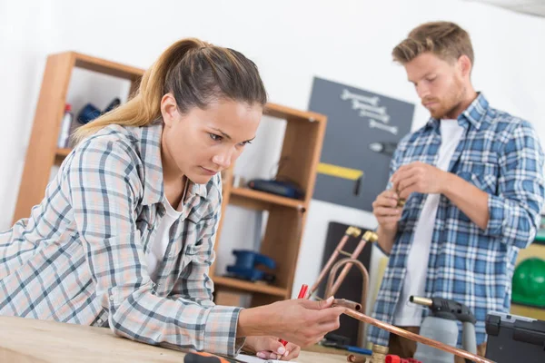 Plombier Femme Travaillant Dans Maison Avec Des Tuyaux Tonnelier — Photo