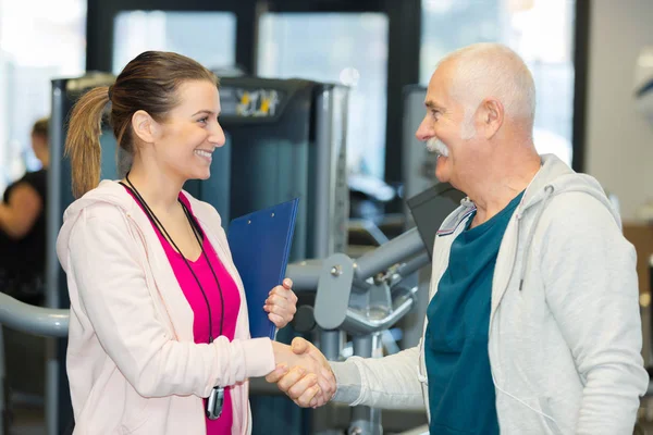 Senior Mannen Hand Shacking Hans Personliga Tränare Gymmet — Stockfoto